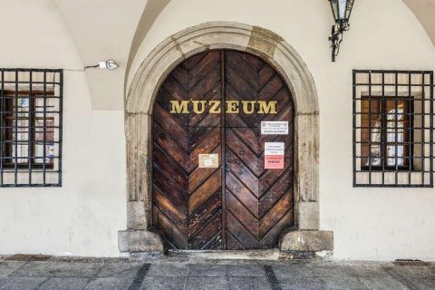 Muzeum Historii Tarnowa i Regionu - drzwi wejściowe Tarnów